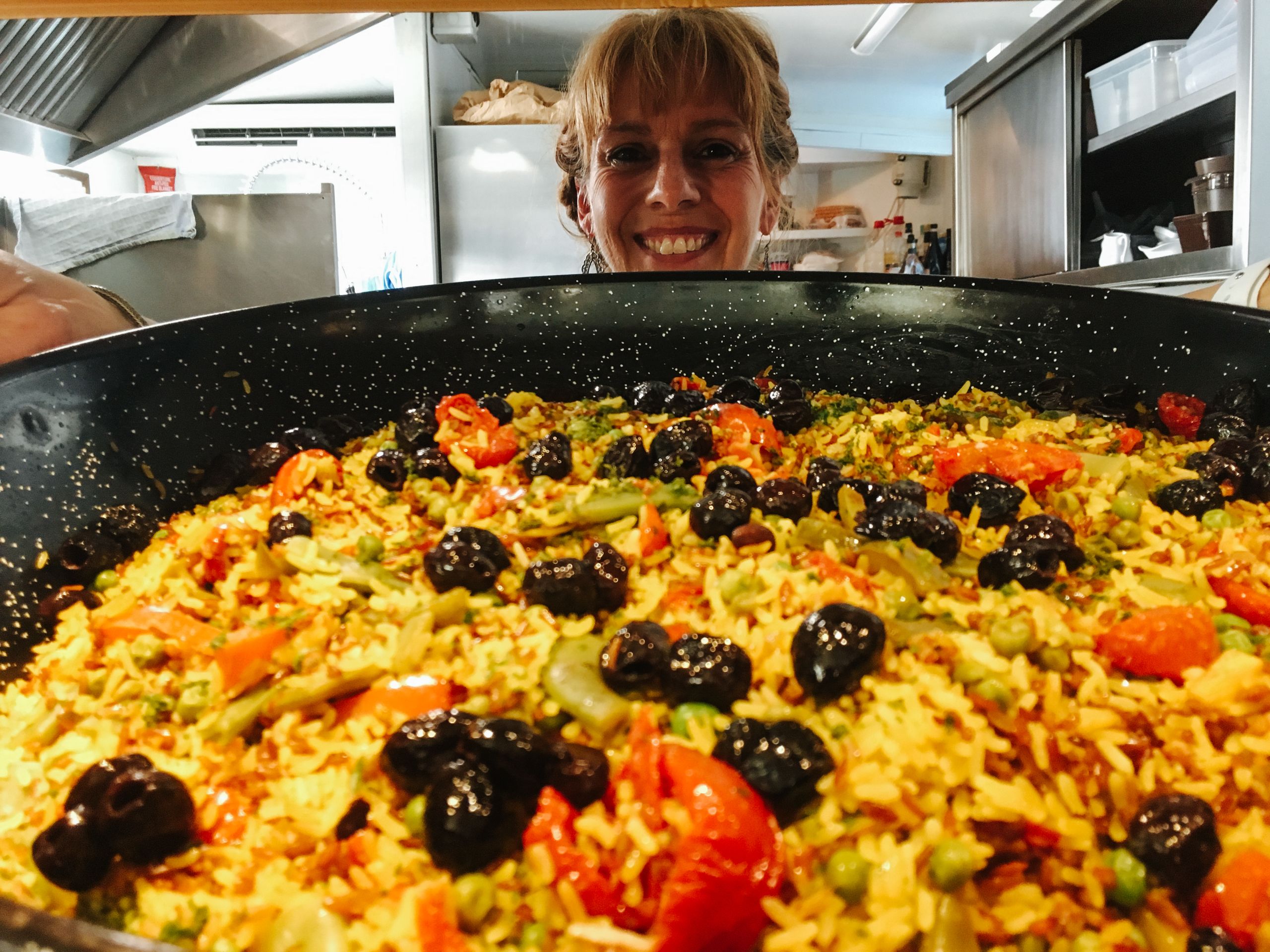 Primo piano di un piatto di paella a bordo di una crociera fluviale 